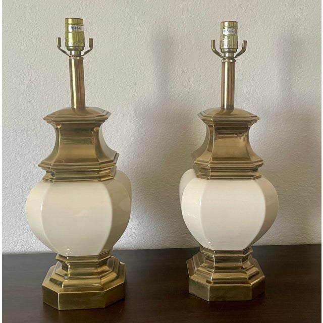 Vintage Stiffel Hollywood Regency Style Brass & Cream Porcelain Table Lamps- A Pair For Sale - Image 13 of 18