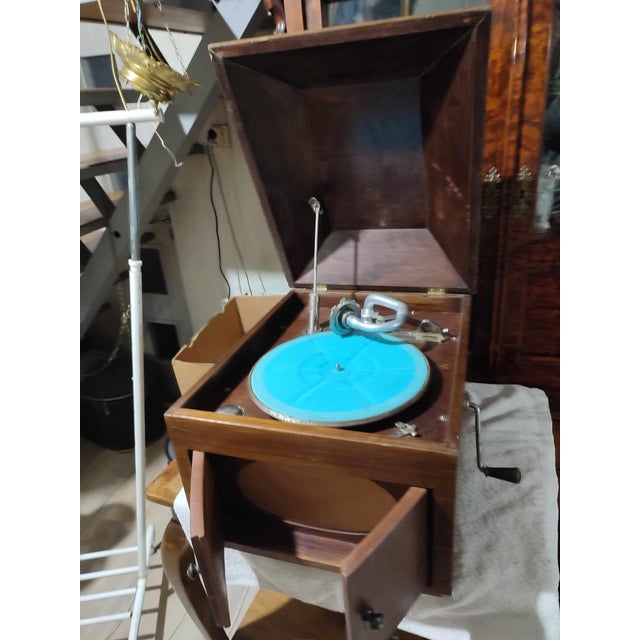This pre-war gramophone in a wooden is in working order.