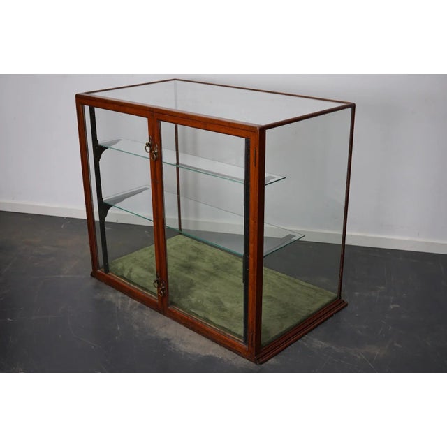 A museum quality Victorian mahogany display cabinet. This outstanding cabinet has two glass doors fitted with original...