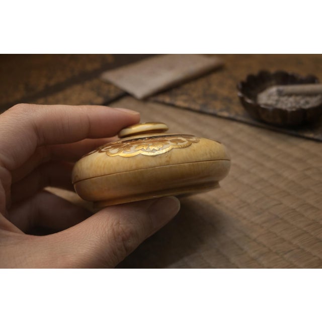Japanese Meiji Period Carved Ivory Kōgō Incense Box With Gilt Butterflies, С1880 For Sale - Image 4 of 8