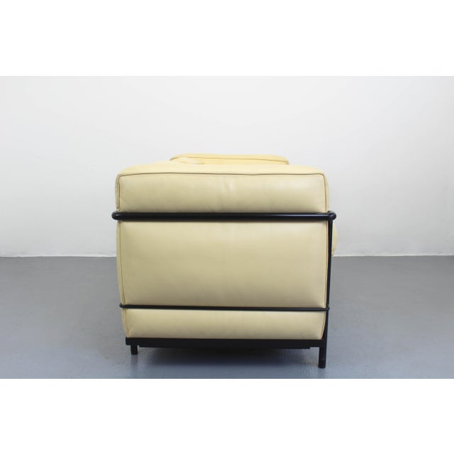 Cassina Mid-Century Modern LC2 Two-Seater Sofa in Cream Leather by Le Corbusier Perriand Jeanneret for Cassina, Italy, 2010s For Sale - Image 4 of 11