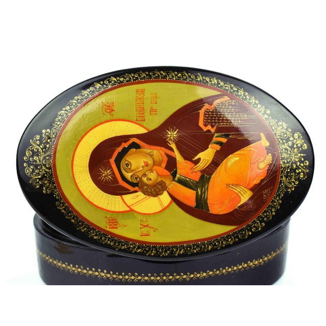 Mid 20th Century Mid 20th Century Hand-Painted Vladimir Mother of God Iconography Papier-Mâché Lacquer Trinket Box For Sale - Image 5 of 10