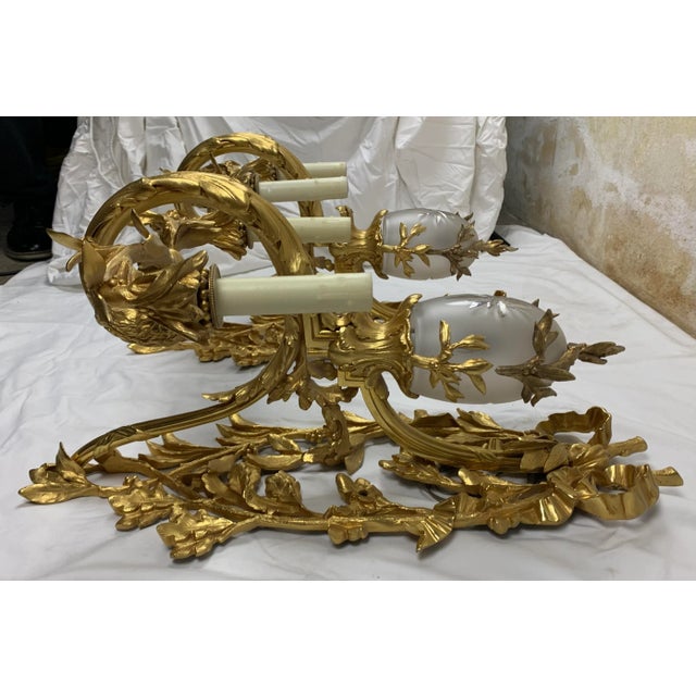 Traditional Early 20th Century French Regency Style Gilt-Bronze Sconce With Etched Crystal Shade, Set of 2 For Sale - Image 3 of 12