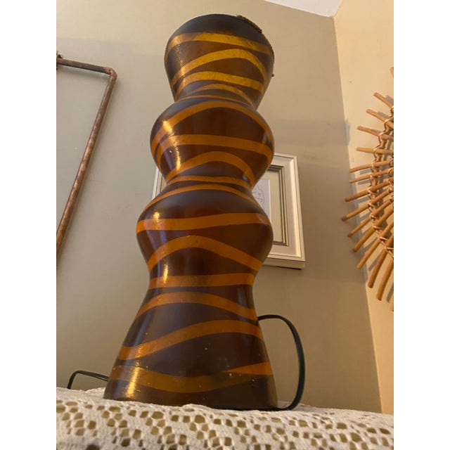 Brown Sculptural Organic Modern Table Lamp With Wavy Stripes – Brown & Ochre – 2007 For Sale - Image 8 of 10