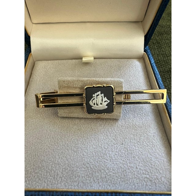 Vintage Wedgwood British Royal Gold Plate & Jasper Tie Clip Original Case 1960 For Sale - Image 9 of 9