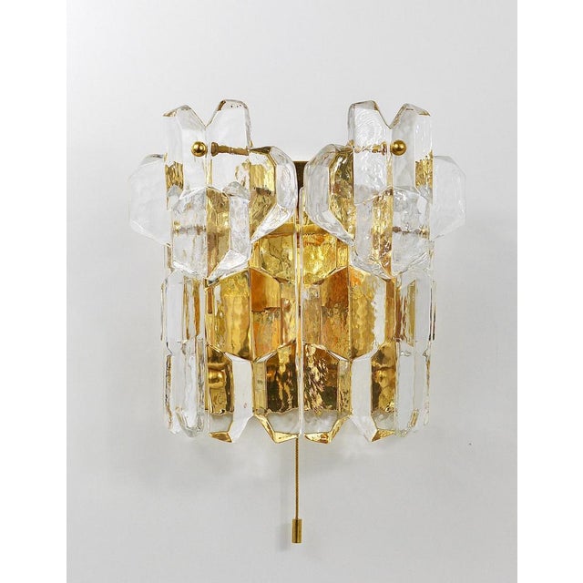 Kalmar Mid-Century Gilt Brass and Crystal Icicle Glass Scone attributed to J. T. Kalmar for Kalmar, 1970s For Sale - Image 4 of 18