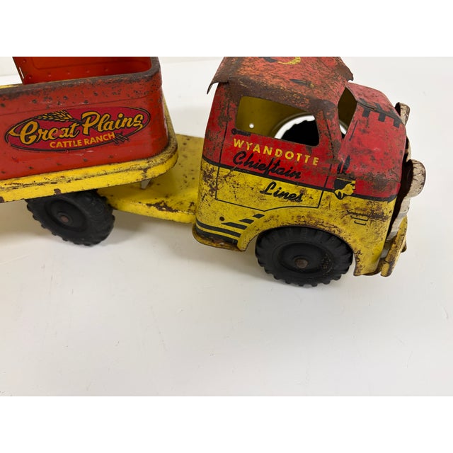 Farmhouse Vintage Wyandotte Chieftrain Lines Pressed Steel Cattle Ranch Toy Truck – 1950s For Sale - Image 3 of 12