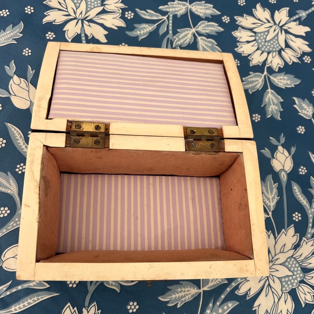 Antique English Art Deco Regency Faux Tortoiseshell and Faux Ivory Tea Caddy Box With Inlay For Sale In New York - Image 6 of 8