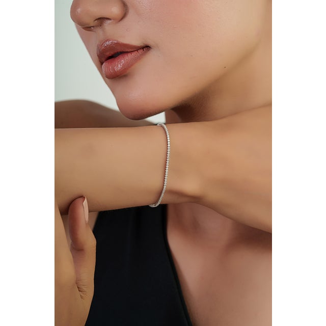 Certified 1.15ct Diamond Tennis Bracelet in 14k White Gold Everyday Luxe Style For Sale In New York - Image 6 of 13