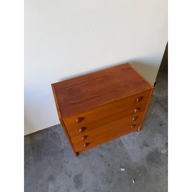 1960s Vintage Danish Teak Chest of Drawers – Mid Century Modern 4-Drawer Dresser, Denmark 1960s For Sale - Image 5 of 8