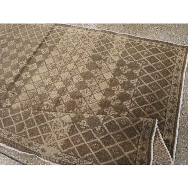 Galerie Shabab Collection Mid-20th Century Turkish Sivas Accent Rug For Sale In New York - Image 6 of 7