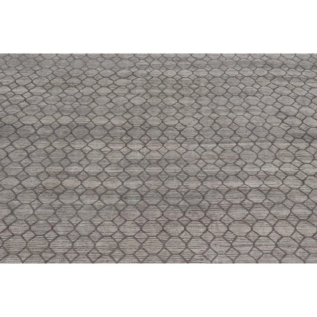 Textile Modern Hand-Knotted Rug in Wool With All-Over Design in Light Gray & Off White For Sale - Image 7 of 11
