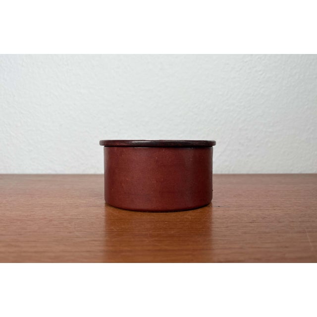 Art Deco German Round Leather Jewelry Box with Lid, 1920s, in Very Good conditions. Designed 1920 to 1949