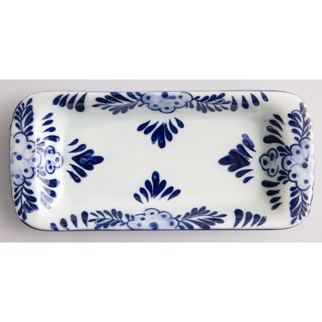 French Country Vintage Dutch Delft Blue & White Floral Jewelry Dresser Tray Vide-Poche For Sale - Image 3 of 7