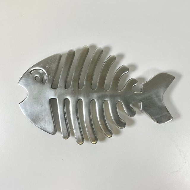 1980s Vintage Coastal Boho Chic Trompe L’Oeil Style Aluminum Fish Trivet For Sale - Image 6 of 13