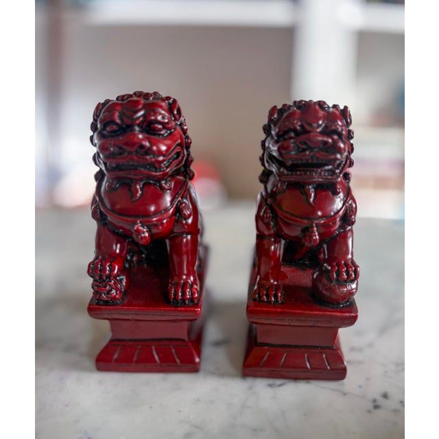 Guardian Resin Foo Dog Pair | Red Chinoiserie Bookends | Asian Home Decor For Sale - Image 4 of 8