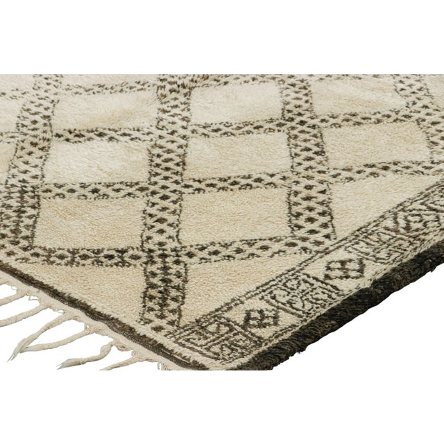 Vintage Moroccan Rug, Cream & Black With Diamond Patterns - Rug & Kilim For Sale In New York - Image 6 of 7
