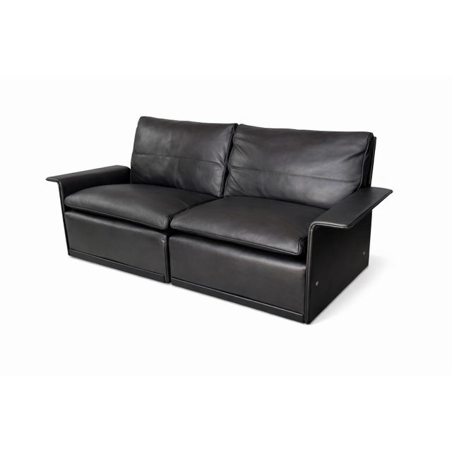 Modular Leather Sofa VITSOE – A Rare Piece from Dieter Rams' Iconic System This signature two-seater sofa in black leather...