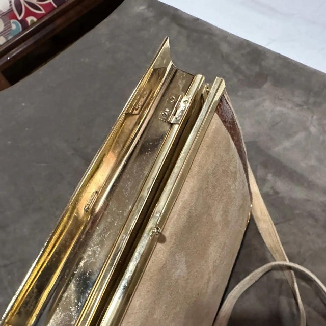 Contemporary An Elegant 1980s Beige Suede and Brown Leather Italian Shoulder Bag For Sale - Image 3 of 15