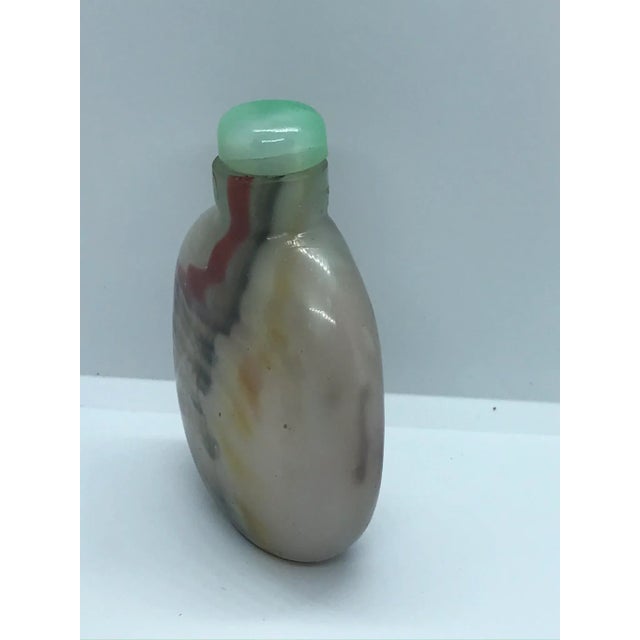 Dove Gray Vintage Beijing Glass Snuff Bottle With Colorful Striations For Sale - Image 8 of 13