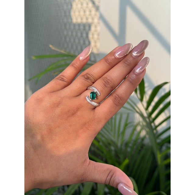 Green 1.01ct Deep Green Emerald Diamond 18k Two-Tone Gold Bypass Wrap Ring Size 9 For Sale - Image 8 of 16