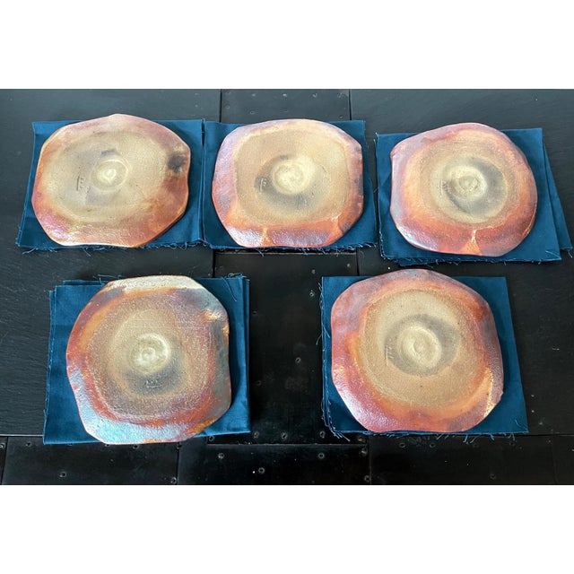 Set of Five Yohen-Kin Shino Ceramic Plates by Suzuki Tomio For Sale - Image 4 of 17