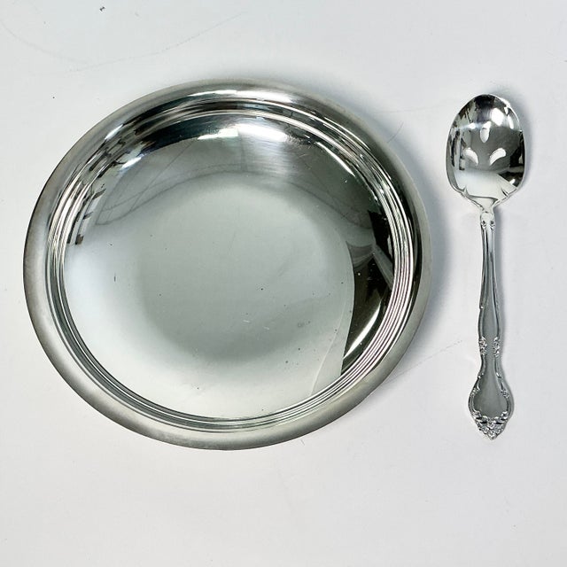 Metal Mid 20th Century Hollywood Regency Oneida Community Serving Dish With Slotted Spoon - Set of 2. For Sale - Image 7 of 9