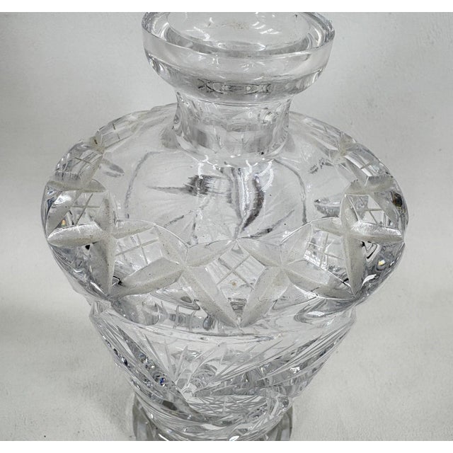 Traditional 1960s Elegant Vintage Cut Crystal Decanter - Starburst & Pinwheel Design For Sale - Image 3 of 7