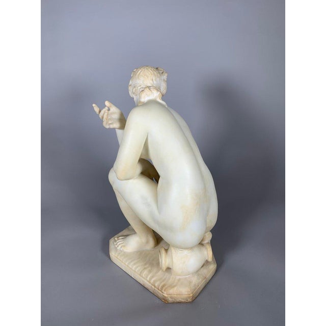 White Early 19th-century white marble sculpture in the Neoclassical style depicting Venus at the Bath For Sale - Image 8 of 10