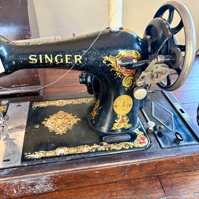 Victorian Antique Singer 128 Electric Portable Sewing Machine, 1923 – Serial 2148292a G0521323 – Original Case, Key & Accessories For Sale - Image 3 of 12