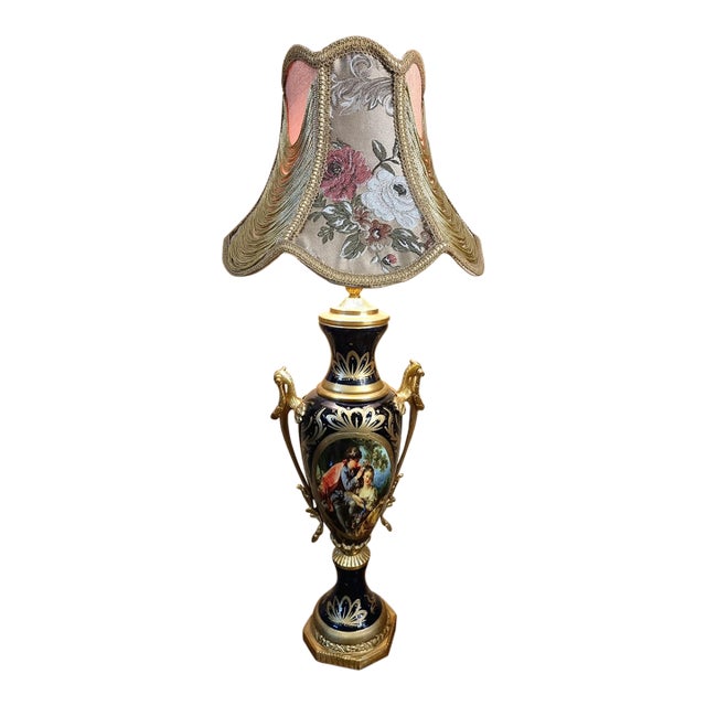 French-Style Cobalt Blue Porcelain Table Lamp – Romantic Scenic Artwork, Gilded Bronze Accents & Floral Fabric Shade For Sale