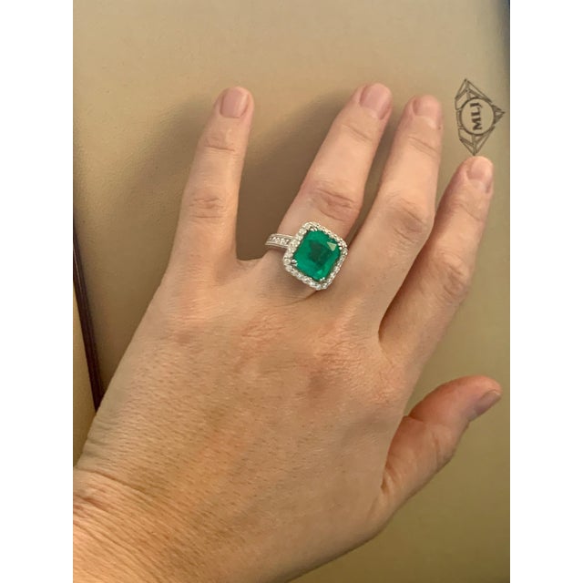 8 Carat Emerald Cut Colombian Emerald and Diamond 18 Karat Gold Ring Estate For Sale - Image 14 of 18