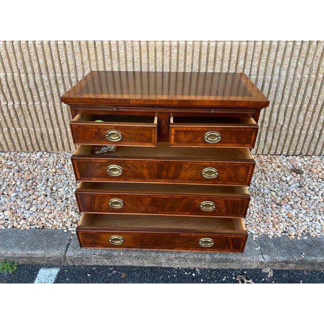 Late 20th Century Hekman Copley Place Georgian Chippendale Style Inlaid Flame Mahogany Bachelors Chest/ Nighstand For Sale - Image 11 of 18