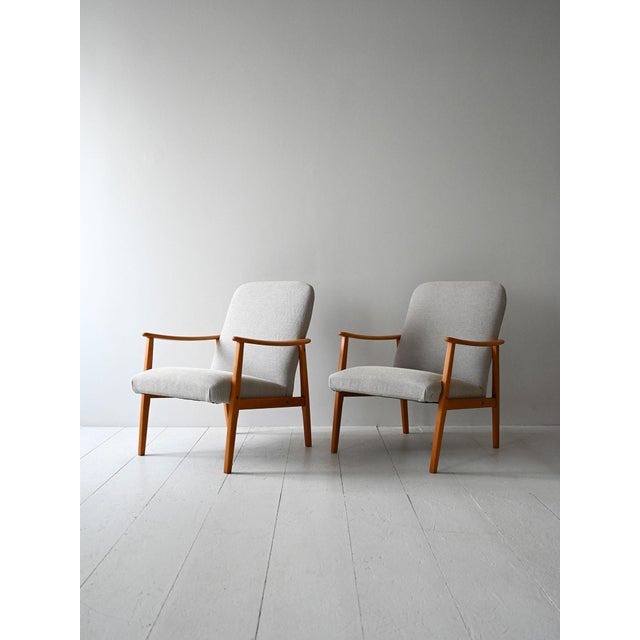 Light oak structure, new padding redone respecting the original design. Upholstered in light grey fabric. Essential lines...