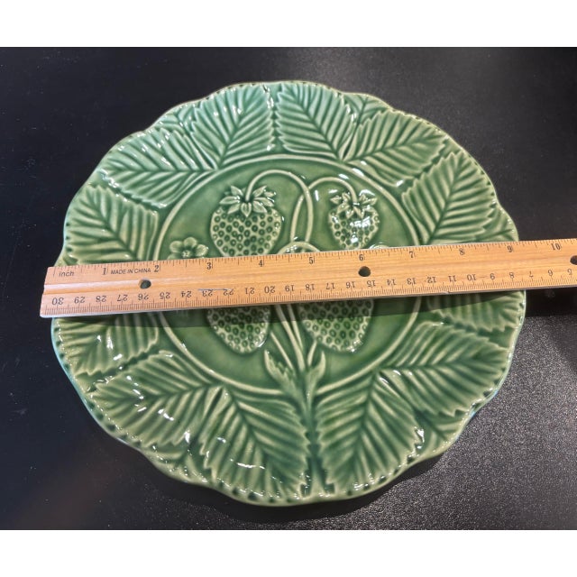 1990s 1990s Bordallo Pinheiro Strawberry 9.5 Inch Plate. For Sale - Image 5 of 6
