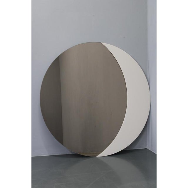 This impressive large round Italian mirror from the 1980s features a refined combination of smoke-tinted mirrored glass...