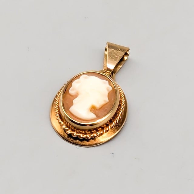 Pendant in Gold with Cameo For Sale - Image 3 of 3
