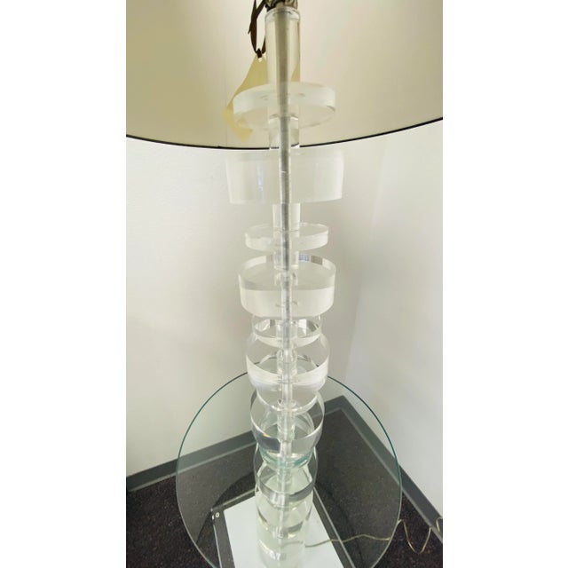 Mid-Century Modern 1950s Stacked Lucite Floor Lamp with Glass Table For Sale - Image 3 of 4