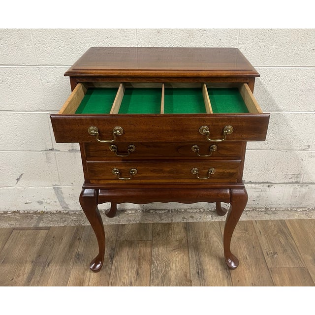This is a gorgeous vintage Queen Anne style 20th Century four drawer flatware silver chest with felt lining and removable...