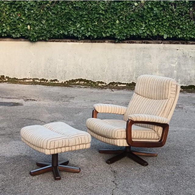 Stunning set The armchair and ottoman swivel on their star-shaped bases The legs are made of thick steel and covered with...