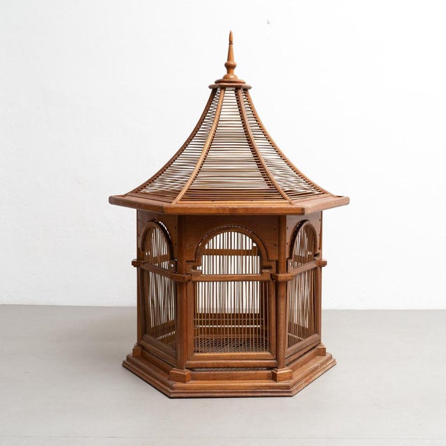 Elevate your decor with the grandeur of this large vintage-style wooden cage, a meticulous replica inspired by Gaudí's...