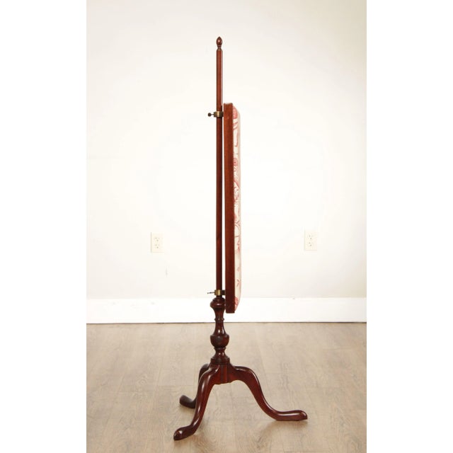 1980s 1980s Queen Anne Colonial Williamsburg Style Mahogany and Tapestry Firescreen For Sale - Image 5 of 13