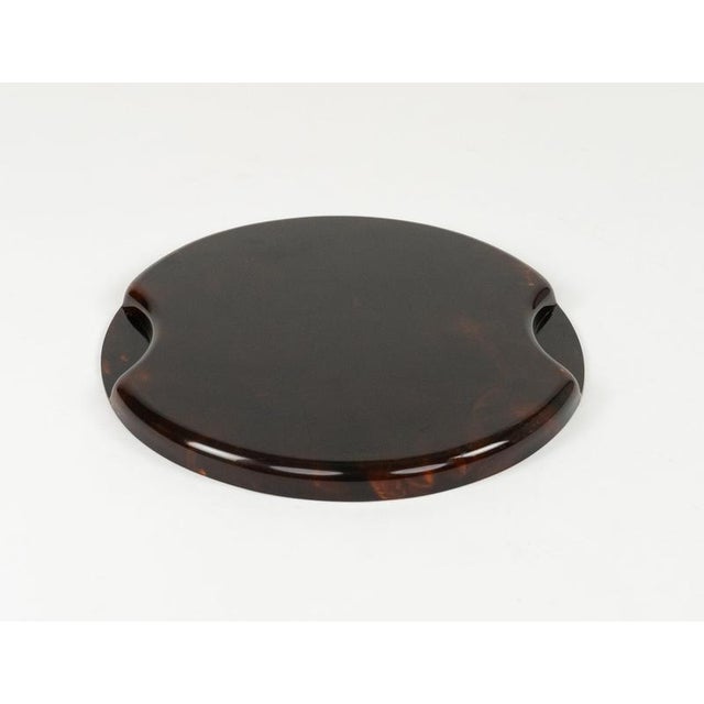 Mid-Century Round Serving Tray in Acrylic Glass Faux Tortoiseshell and Brass, Italy, 1970s For Sale - Image 15 of 16