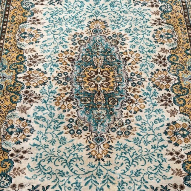 Mid-Century Modern Vintage 1960s Turkish Rug, Ivory & Teal With Saffron Spandrels, Kerman Style – 7'0" X 9'7" For Sale - Image 3 of 12