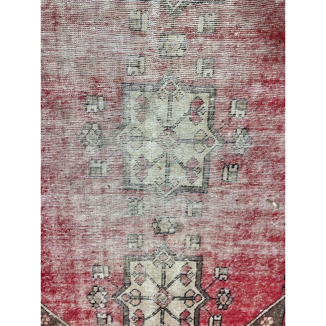Vintage Distressed Geometric Rug Three Medallion Design – 49″ × 74″ For Sale - Image 15 of 15