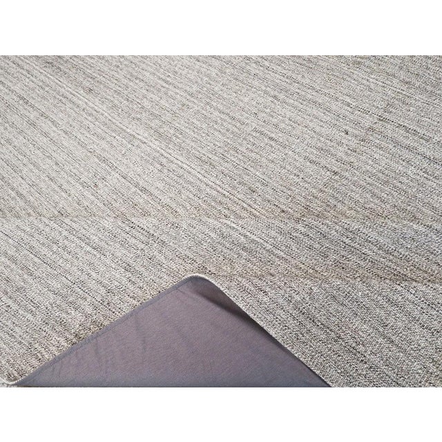 Light Gray Galerie Shabab Collection Mid-20th Century Vintage Turkish Flatweave Kilim Room Size Carpet For Sale - Image 8 of 8