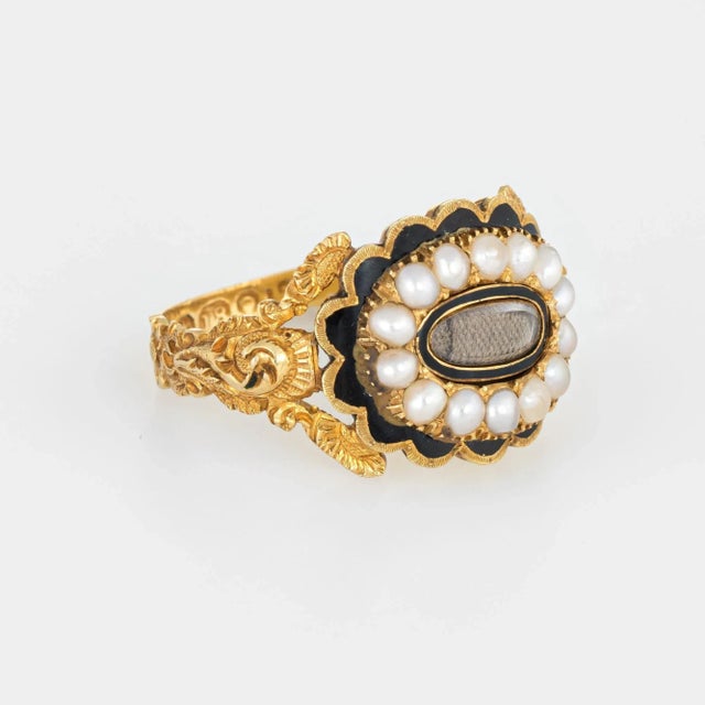 Traditional Antique Georgian Era Ring circa 1825 18 Karat Yellow Gold Memorial Hair Jewellery size 7 For Sale - Image 3 of 7