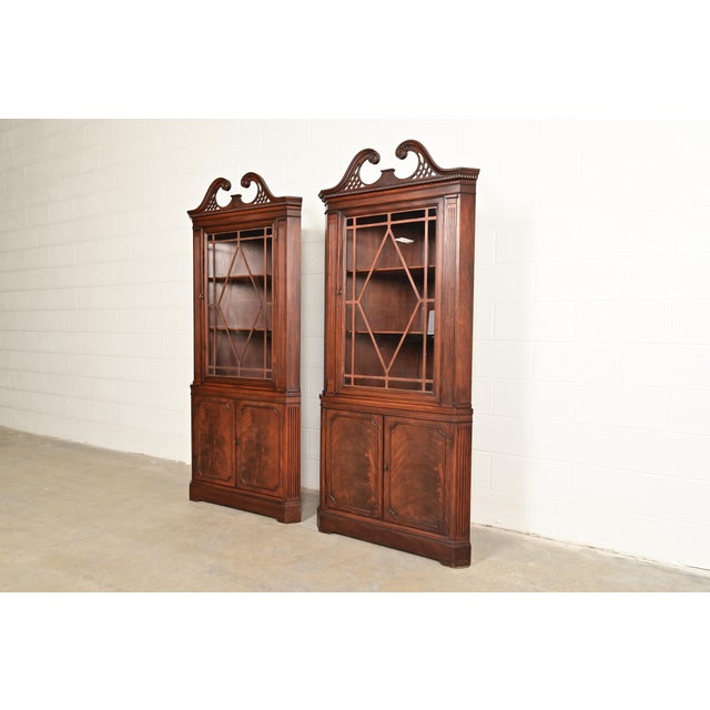 Baker Furniture Style Georgian Flame Mahogany Corner Cabinet, Circa 1940s For Sale - Image 9 of 10