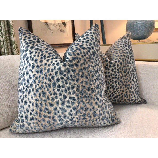 Glorious animal print in raised velvet from Cowtan and Tout. This beautiful fabric is called "O celot" and on the pricier...