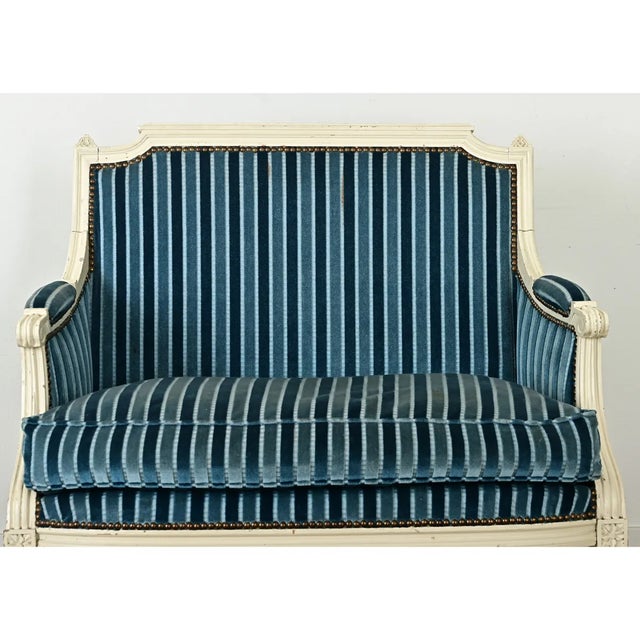 Early 19th Century French 19th Century Louis XVI Style Blue Velvet Marquise Bergere For Sale - Image 5 of 12